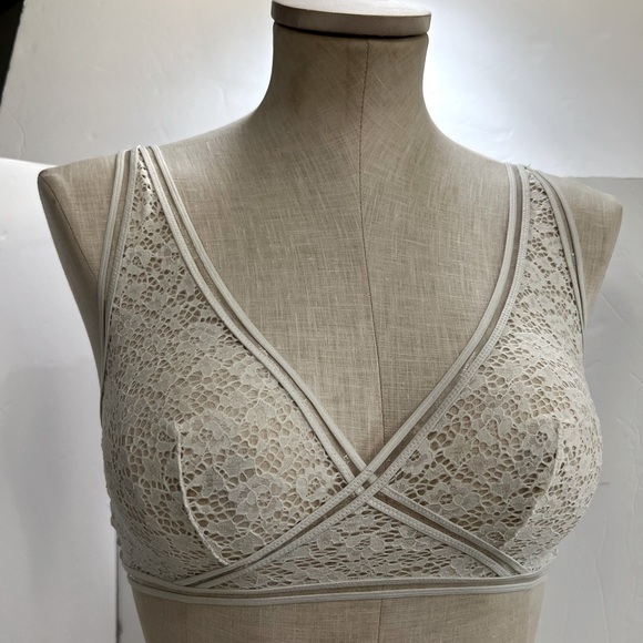 VICTORIA  SECERT 💕White  Lacey bralette👙ADJUSTABLE STRAPS⭐️⭐️size S - Picture 1 of 10